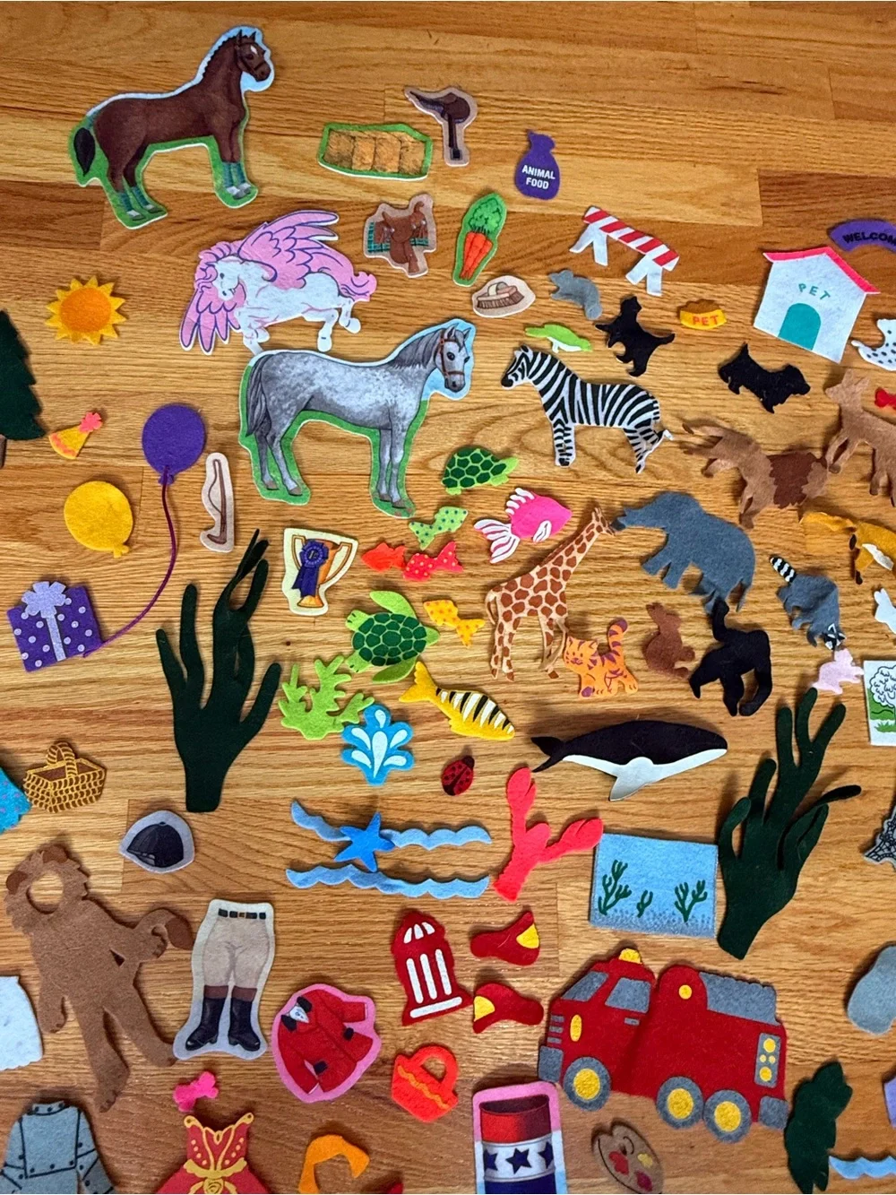 150-Piece Felt Play Set Animals, People, Clothes, Buildings + w/ Carrying Case
